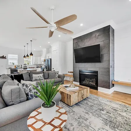 Walk To Beach, Private Pool W/ Golf Cart & Bikes!
